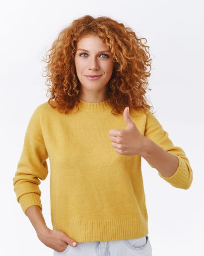 determined-confident-pretty-redhead-curly-woman-yellow-sweater-look-assertive-show-thumbsup-like-plan-approve-your-choice-cheering-supportive-friend-with-encouraging-words